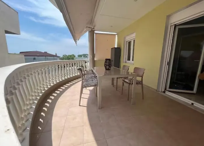 King George Korinós